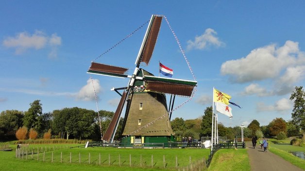 Afbeelding met buitenshuis, hemel, windmolen, gras

Automatisch gegenereerde beschrijving